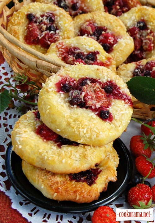 Cottage cheese buns with berries