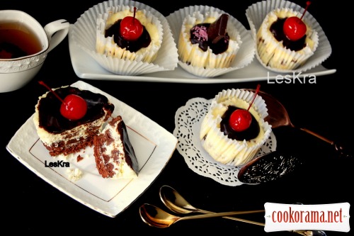 Portion cheesecakes with grated chocolate