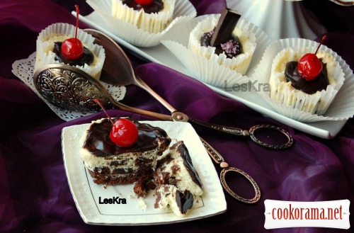 Portion cheesecakes with grated chocolate