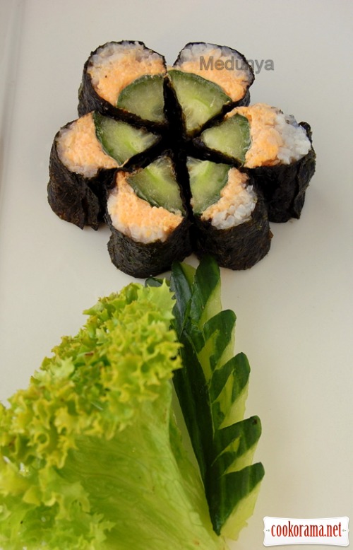 Sushi with cucumber and smoked capelin caviar «Flower»