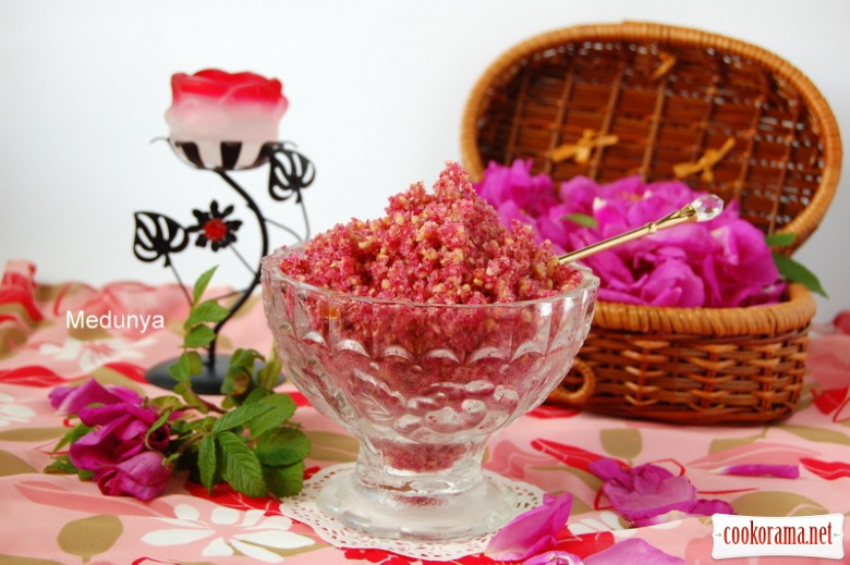 Варення з пелюсток троянд(варення з рожі), а також сухе  горіхово-трояндове варення