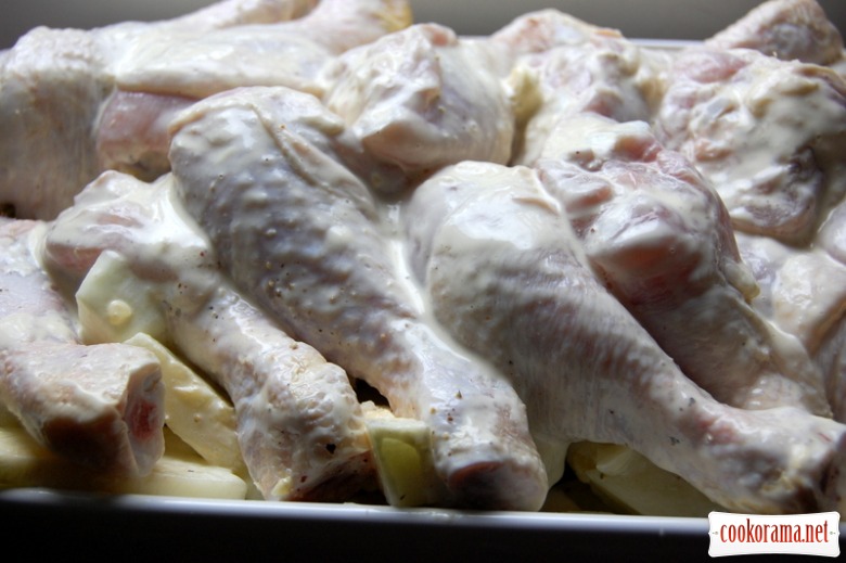 Курячі гоміки , запечені в сметанково-цибуляному  соусі