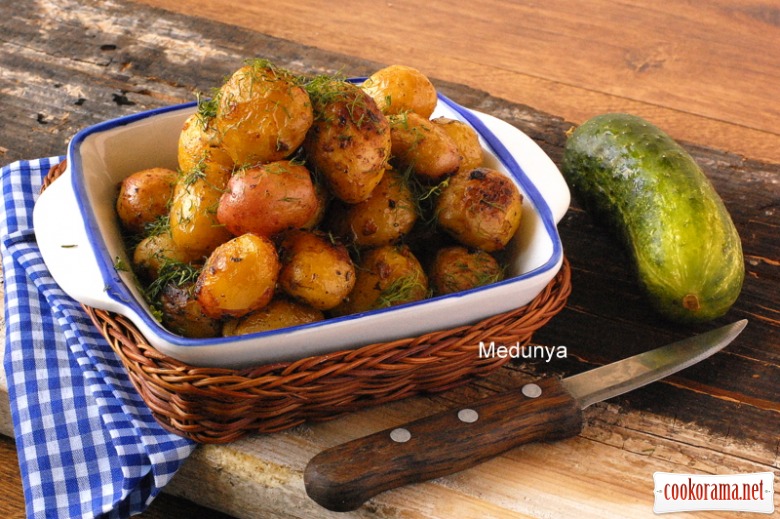 Young potatoes, baked in the oven with mustard and lemon