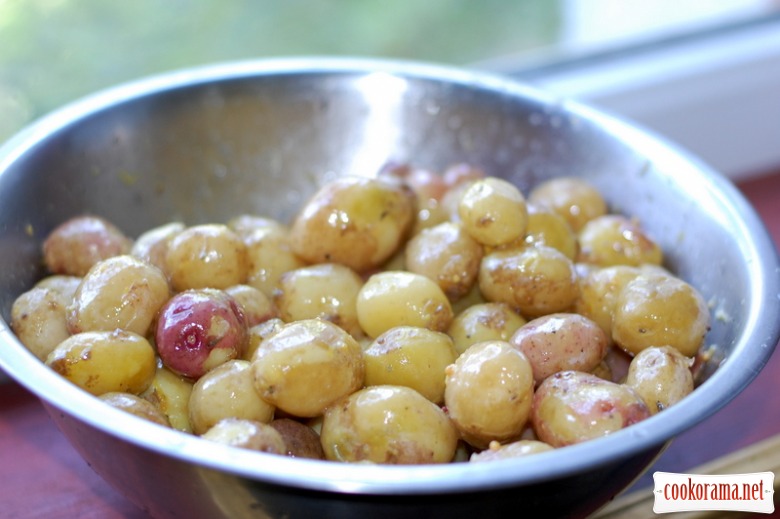 New potatoes, baked in the oven with mustard and lemon