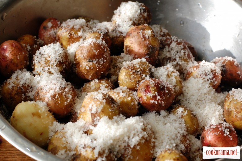 New potatoes, baked in the oven with mustard and lemon