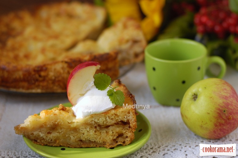 Лінивий болгарський яблучний пиріг