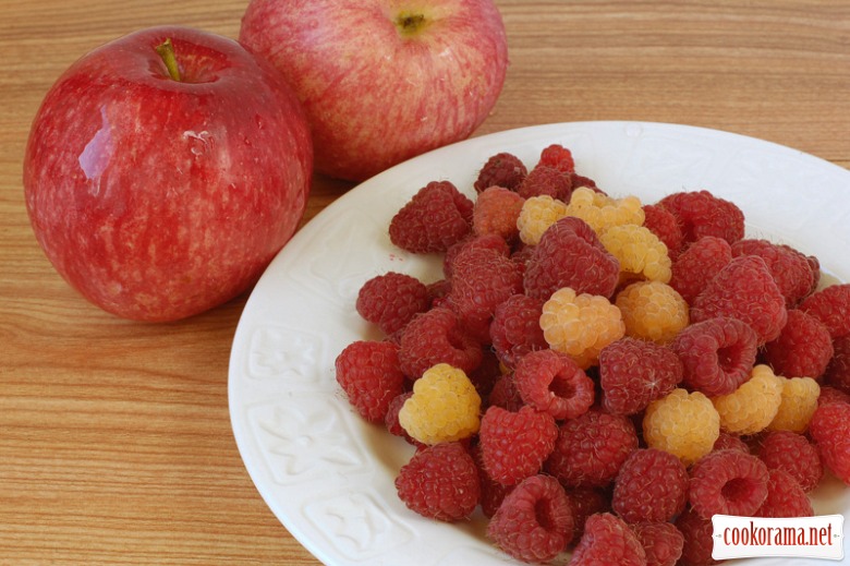 Buns with custard on raspberry-apple basis