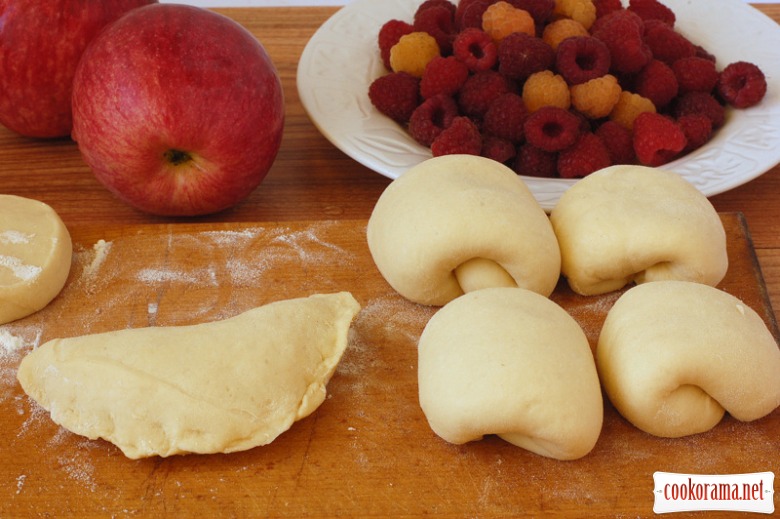 Buns with custard on raspberry-apple basis