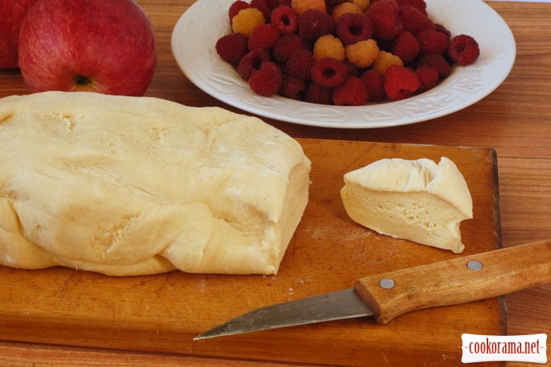 Buns with custard on raspberry-apple basis