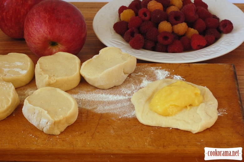 Buns with custard on raspberry-apple basis