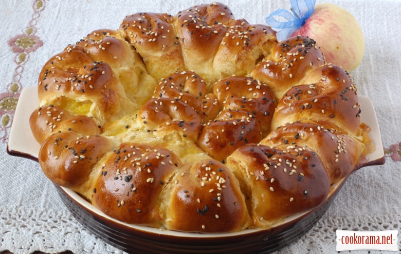 Buns with custard on raspberry-apple basis