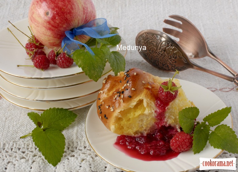 Buns with custard on raspberry-apple basis