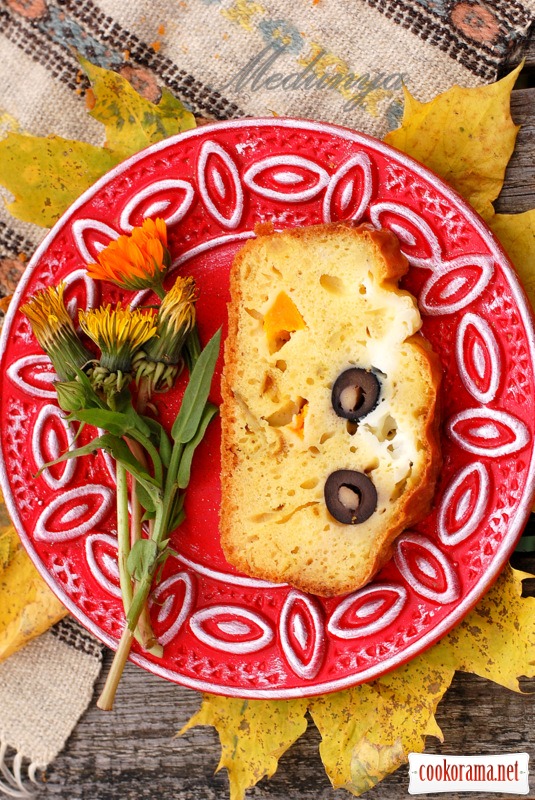 Закусочний кекс з гарбузом, маслинами і бринзою