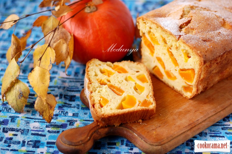 Sweet cake with pumpkin and apple