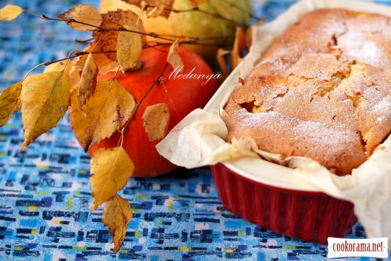 Sweet cake with pumpkin and apple