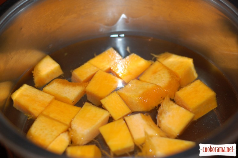 Wheat porridge with pumpkin and chicken