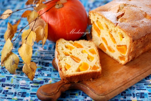 Sweet cake with pumpkin and apple