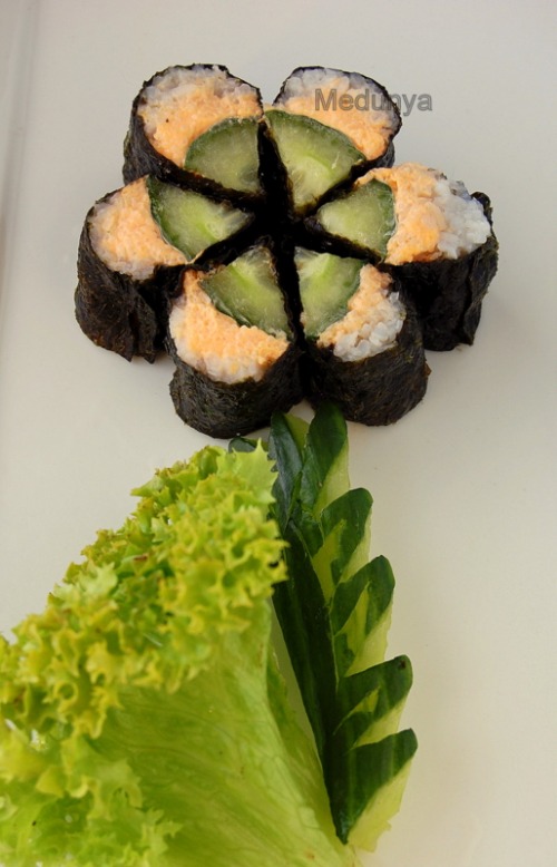 Sushi with cucumber and smoked capelin caviar "Flower"