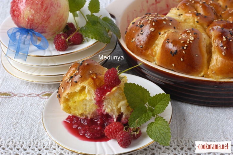 Buns with custard on raspberry-apple basis