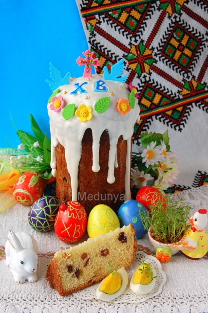 "Fluffy" Easter cake with sour cream and melted milk
