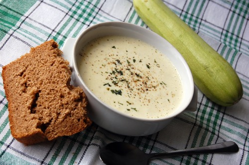 Soup with young courgettes and cheese