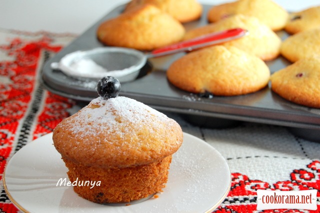 Sour cream cakes with currants