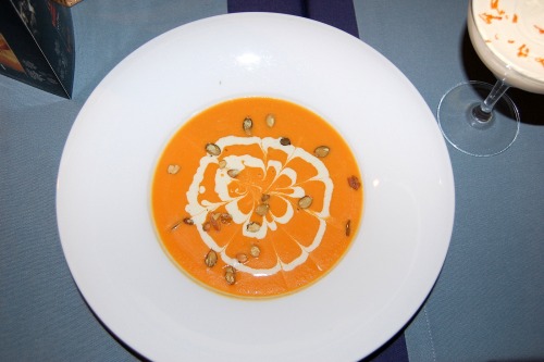 Гарбузовий крем-суп з вершковим соусом із сиром дорблю