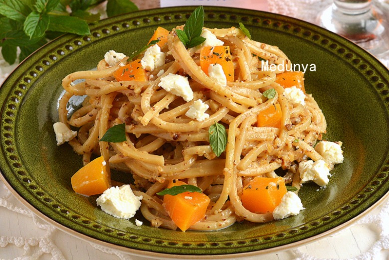 Спагетті в вершково-горіховому соусі з печеним гарбузом та фетою