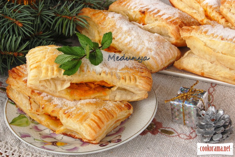 Puff pastries stuffed with pumpkin