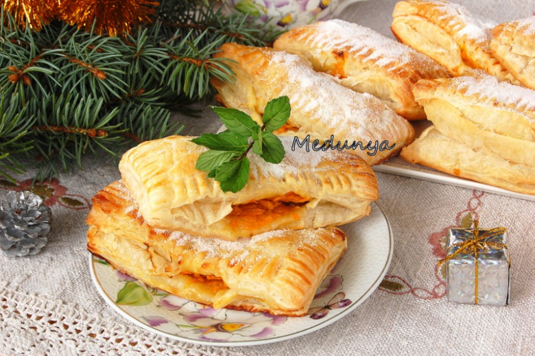 Puff pastries stuffed with pumpkin