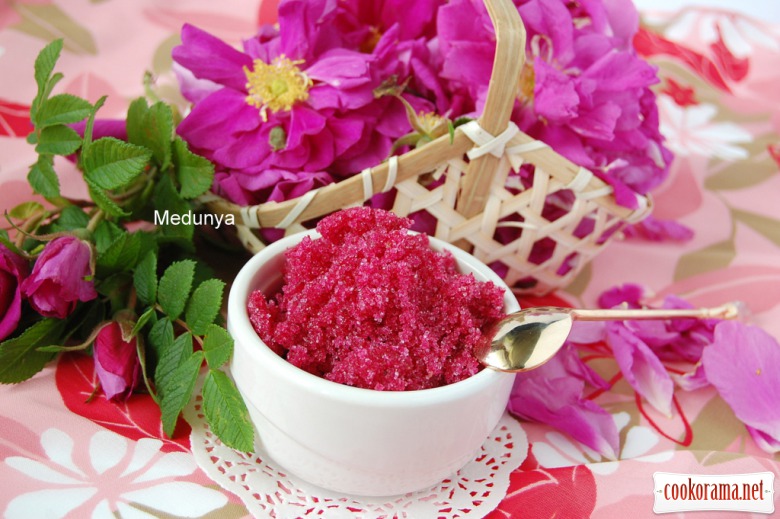 Варенье из лепестков роз (варенье из розы), а также сухое орехово-розовое варенье