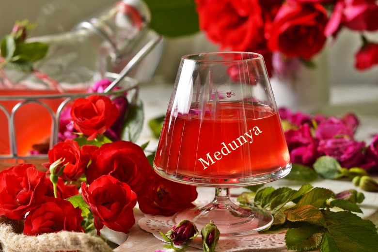 Лікер із чайної троянди (давній галицький рецепт)