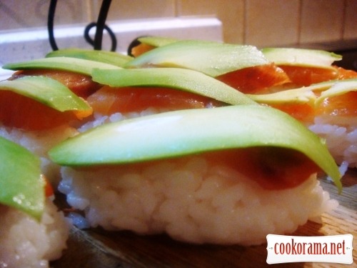 Nigiri-sushi with salmon (Syake) and.... avocado