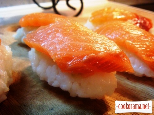 Nigiri-sushi with salmon (Syake) and.... avocado