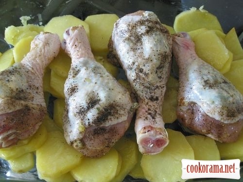 Курячі ніжки запечені з картоплею