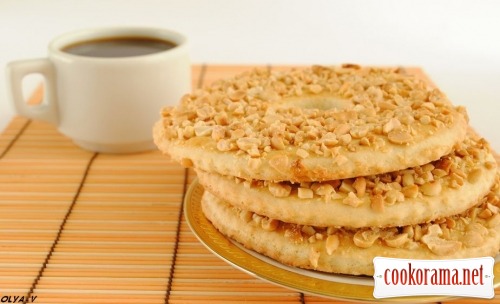 Shortbread ring with peanuts