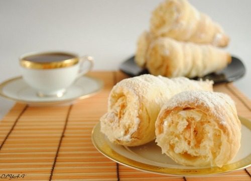 Puff pastry tubes with white cream