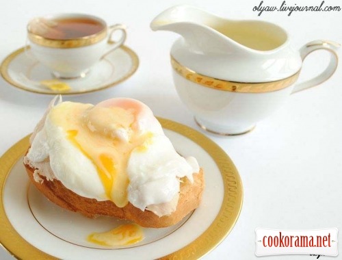Egg "Benedict" with chicken