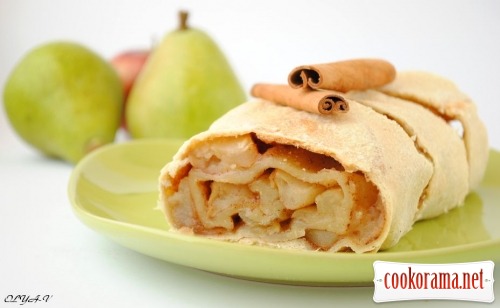 Apple-pear strudel with cinnamon