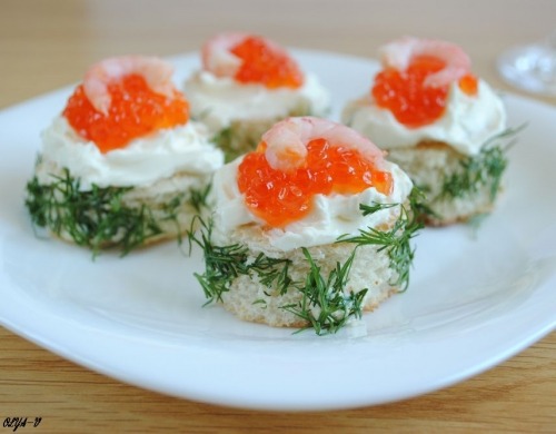 Mini-sandwiches with red caviar "Salieri"