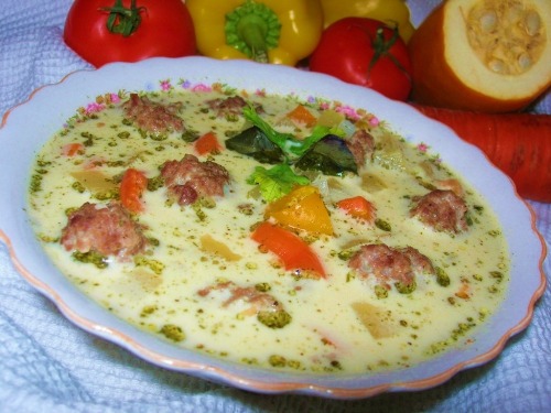 Cheese soup with meatballs