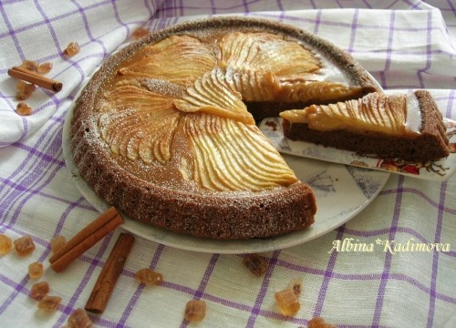 Шоколадно-грушевый пирог с карамелью