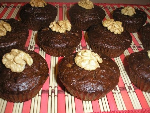Cakes with nuts and white chocolate
