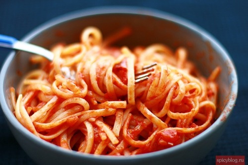 Linguine with the simplest tomato sauce