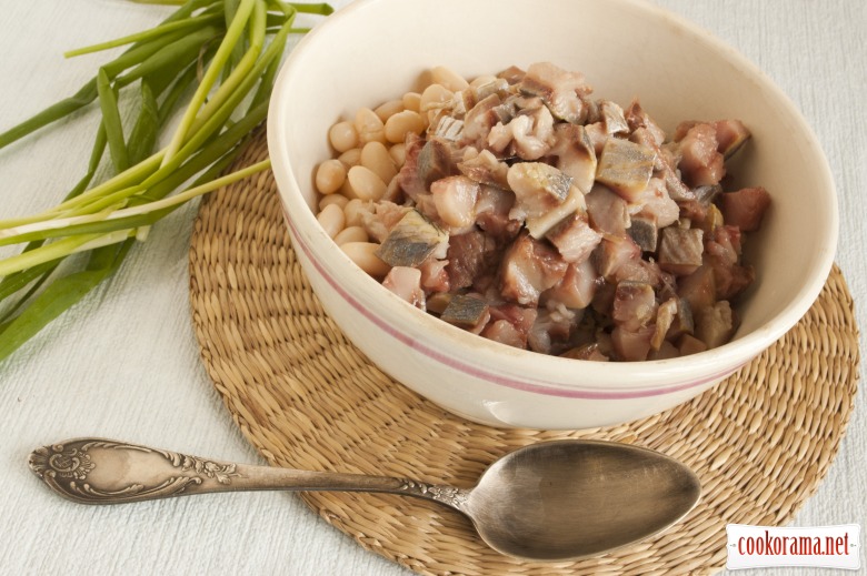 Salad with beans and herring