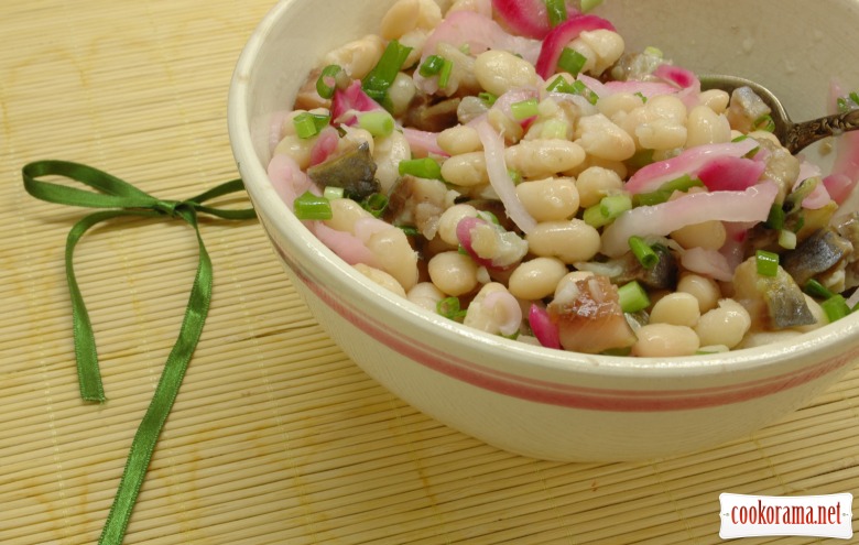 Salad with beans and herring