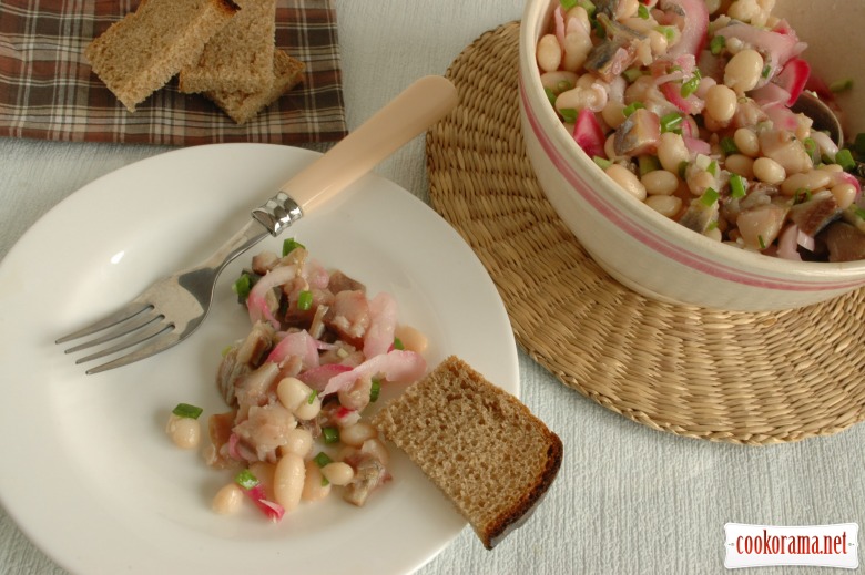 Salad with beans and herring