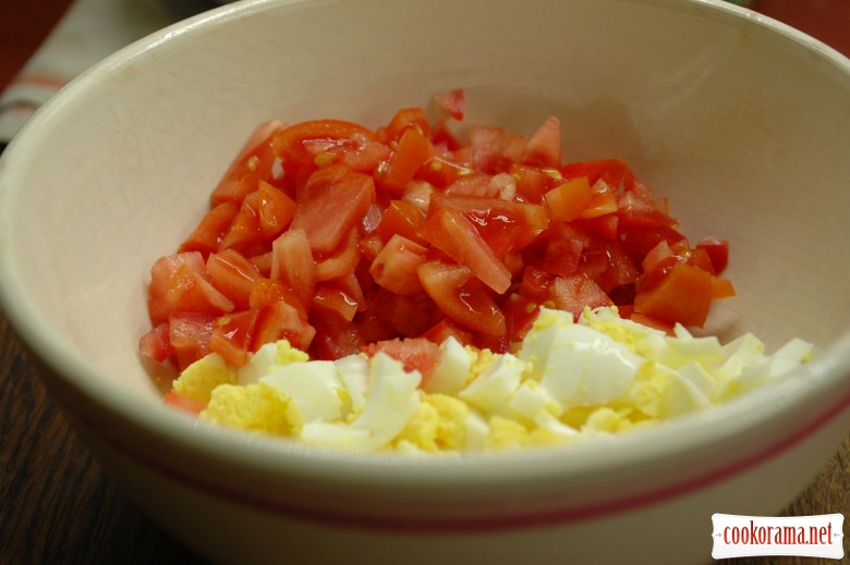Салат с помидорами, копченой скумбрией и яйцами
