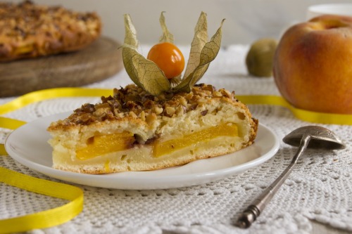 Пирог с персиками и грецкими орехами
