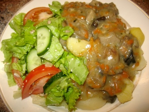 Картошка, грибы с подливкой, салат